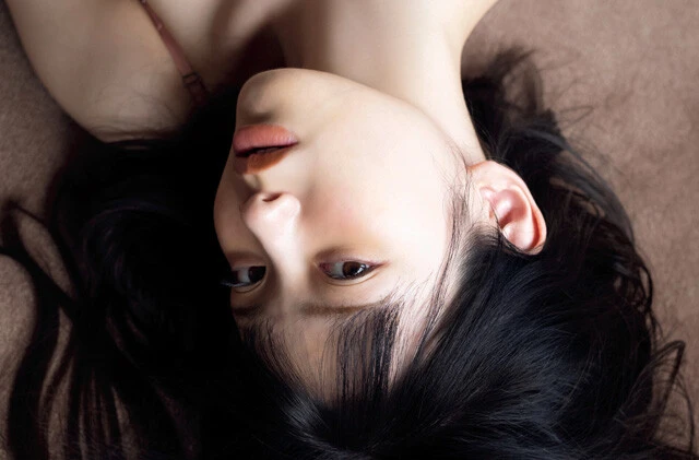 あかせあかりが約2年ぶりのグラビアに水着で登場！　プロポーションは健在!!