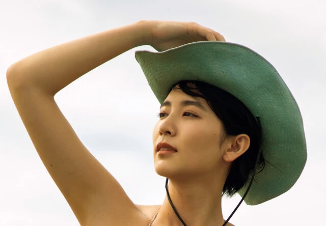 『仮面ライダーギーツ』我那覇 冴役の小貫莉奈が週プレのグラビアに登場！「左のお尻を削りながらスライディングの練習をしました（笑）」