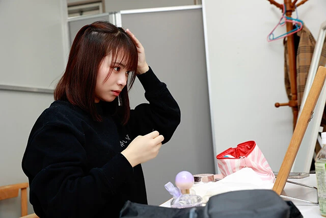 「メイクに夢中になりすぎて時間を忘れちゃうことも」と語るほどコスメオタクな彼女。今回のイベントでは、自らメイクを担当