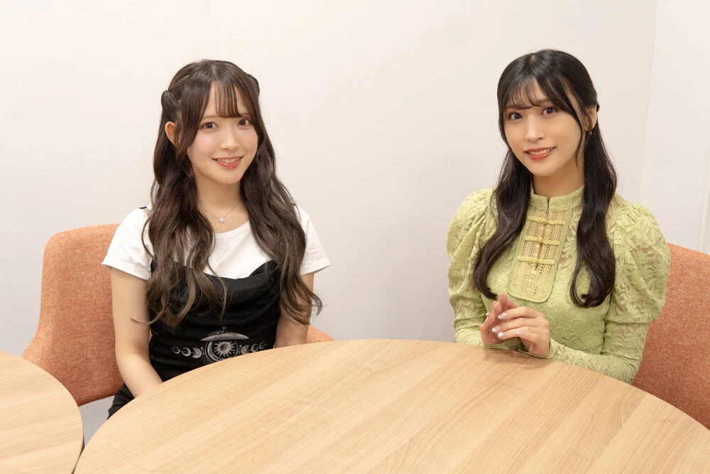 人気声優・根岸愛と反田葉月がお互いのグラビアを撮影！「食べるか寝るかメイクするかしかしてないです」【声優トモ写！】