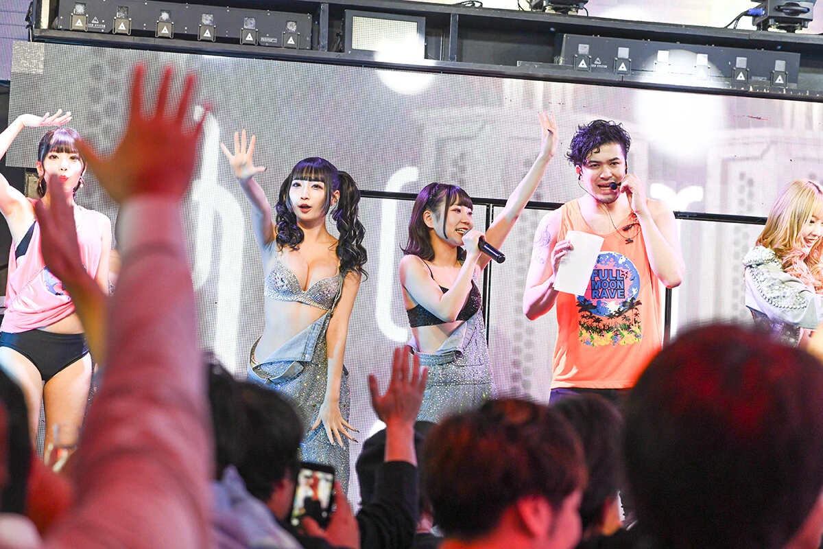 スペシャルゲストななせとまゆの登場に大盛り上がりの会場