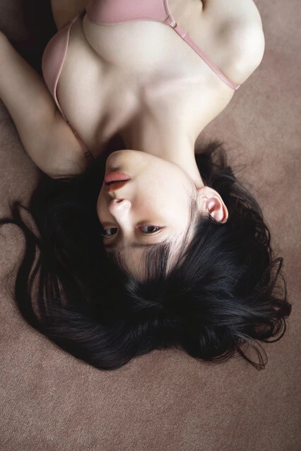 『週刊プレイボーイ』に水着グラビアで登場したあかせあかり