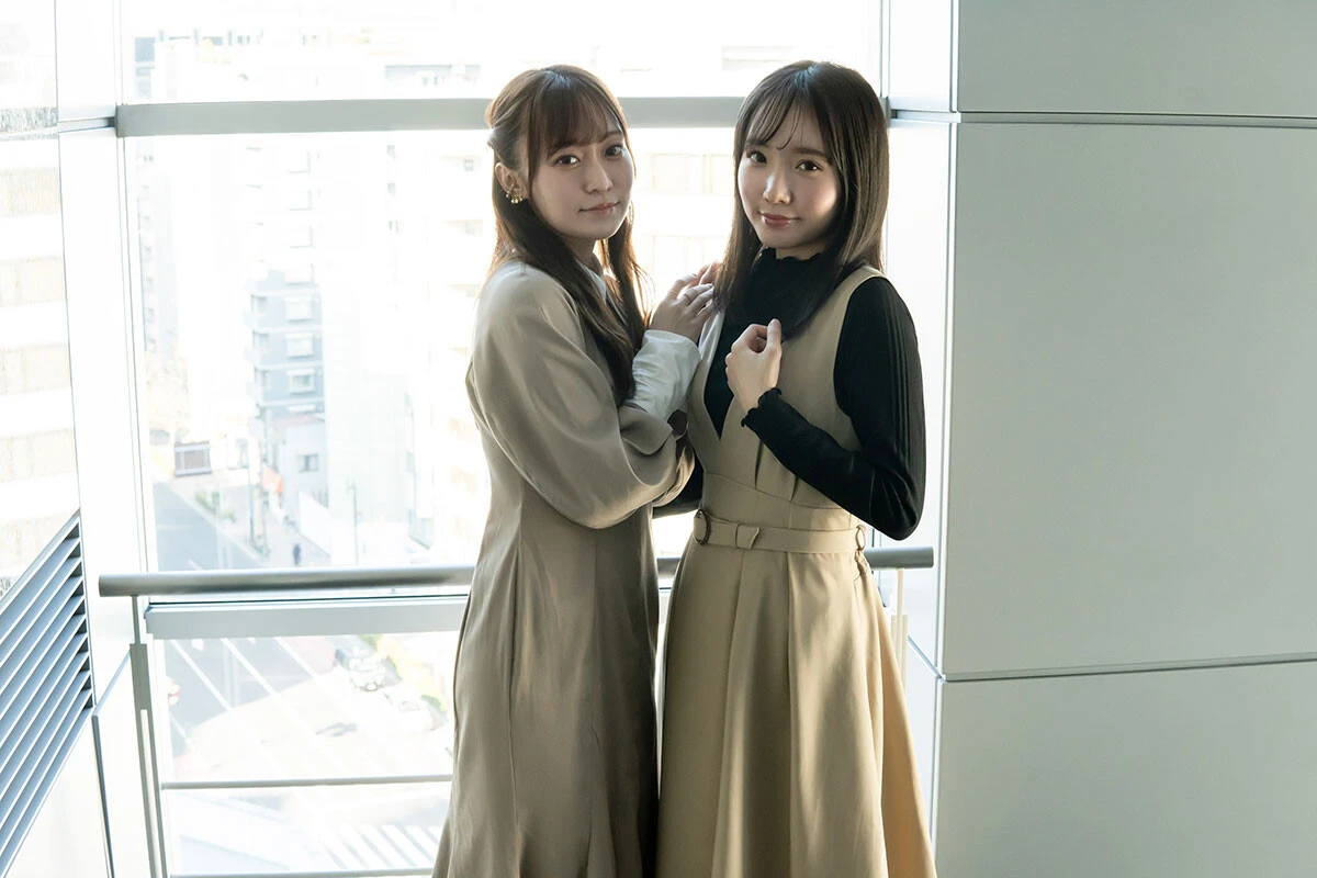 木戸衣吹さん（右）、石飛恵里花さんが撮影を振り返ります