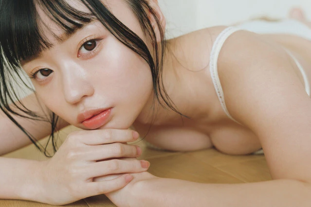 『週刊プレイボーイ』に水着グラビアで登場した月なぎさ