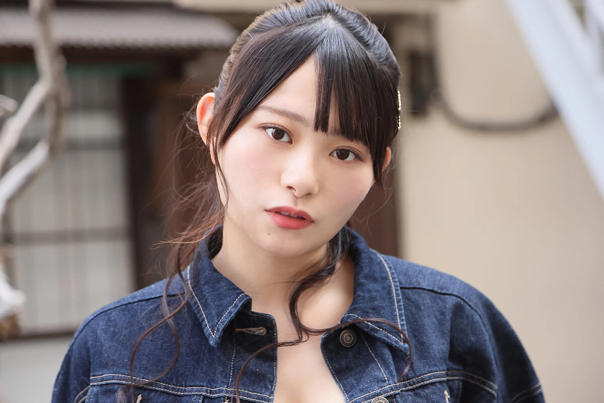 100cmのIカップで股下86cmのグラドル・桜井木穂が語る初グラビアの記憶「私の胸大きいでしょ!　見て～！って(笑)」【初グラビア物語】