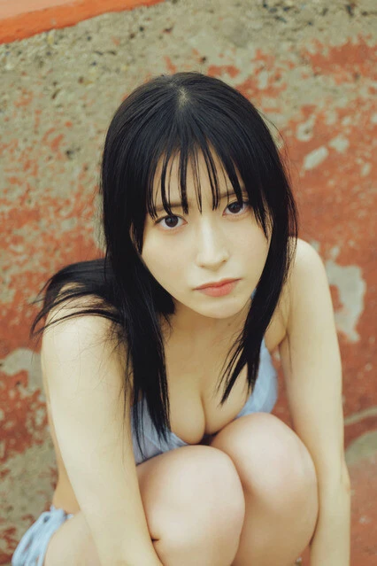 『週刊プレイボーイ』に水着グラビアで登場した汐見まとい