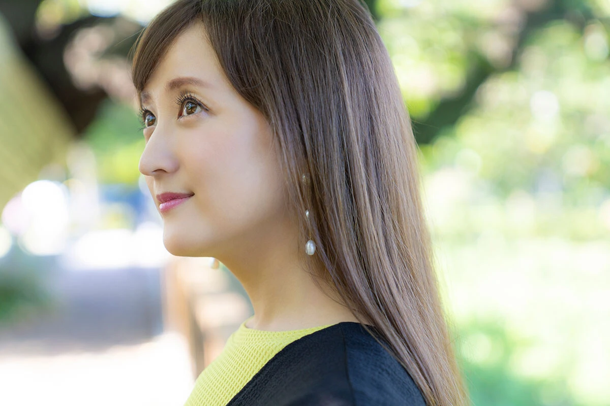 女優・小松彩夏が語るグラビアの記憶「雪上のグラビア撮影は身体中が痛い！ 凍傷になるんじゃないかって思いました（笑）」【初グラビア物語】