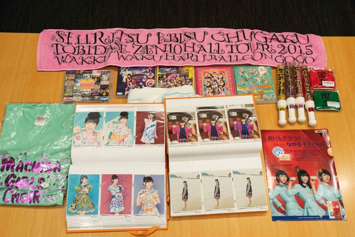 佐藤氏の持つアイドルグッズ。私立恵比寿中学やまちだガールズクアイアを中心に、グッズの所持数は数百個以上だという