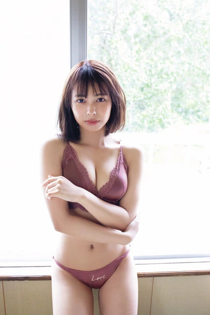 『週刊プレイボーイ』に水着グラビアで登場した宮崎あみさ