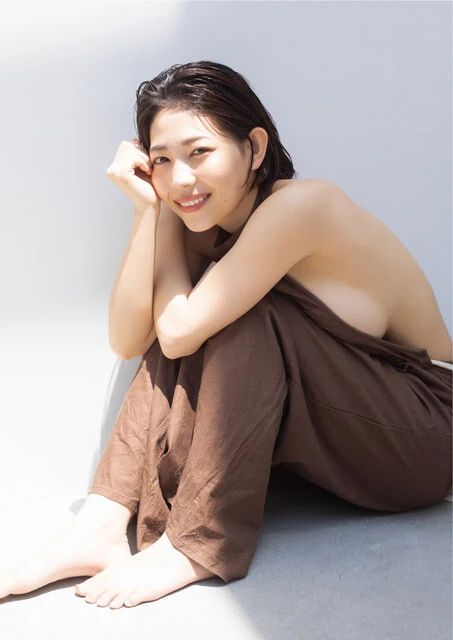 9月の1位に輝いた河内裕里の『Hカップになった愛媛のユーチューバー』（撮影：桑島智輝）より