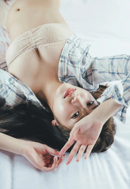 『週刊プレイボーイ』に水着グラビアで登場した古田愛理