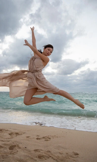 デジタル写真集『好き、もっと。~prologue~』(撮影/アンディ・チャオ)より。海辺でダンス!