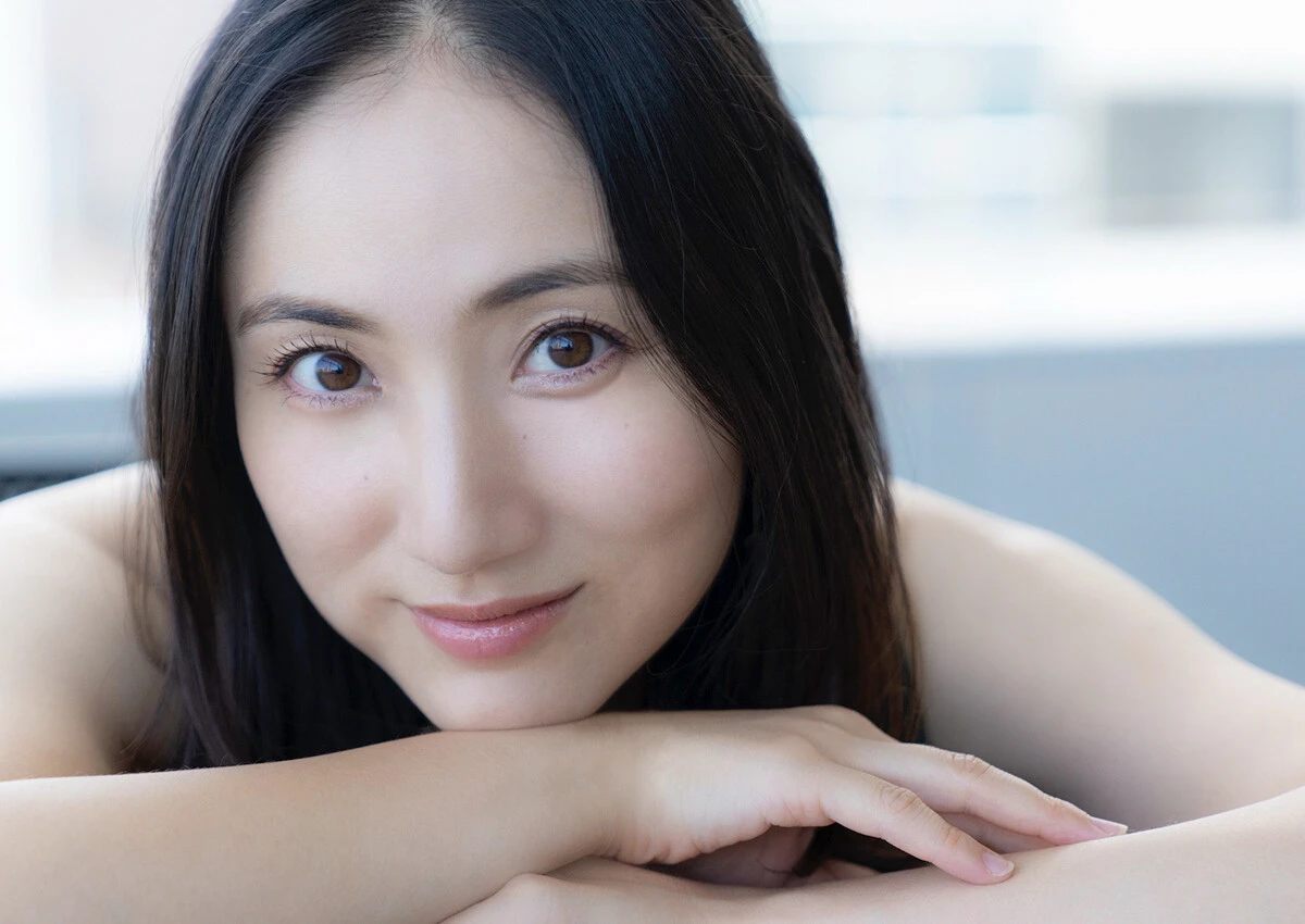 伝説の美少女・紗綾が語る初グラビアの記憶「水着がイヤで笑わずにいたら、ふてくされた顔がいいと言われて(笑)」【初グラビア物語】