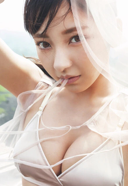 『週刊プレイボーイ』に水着グラビアで登場した十味