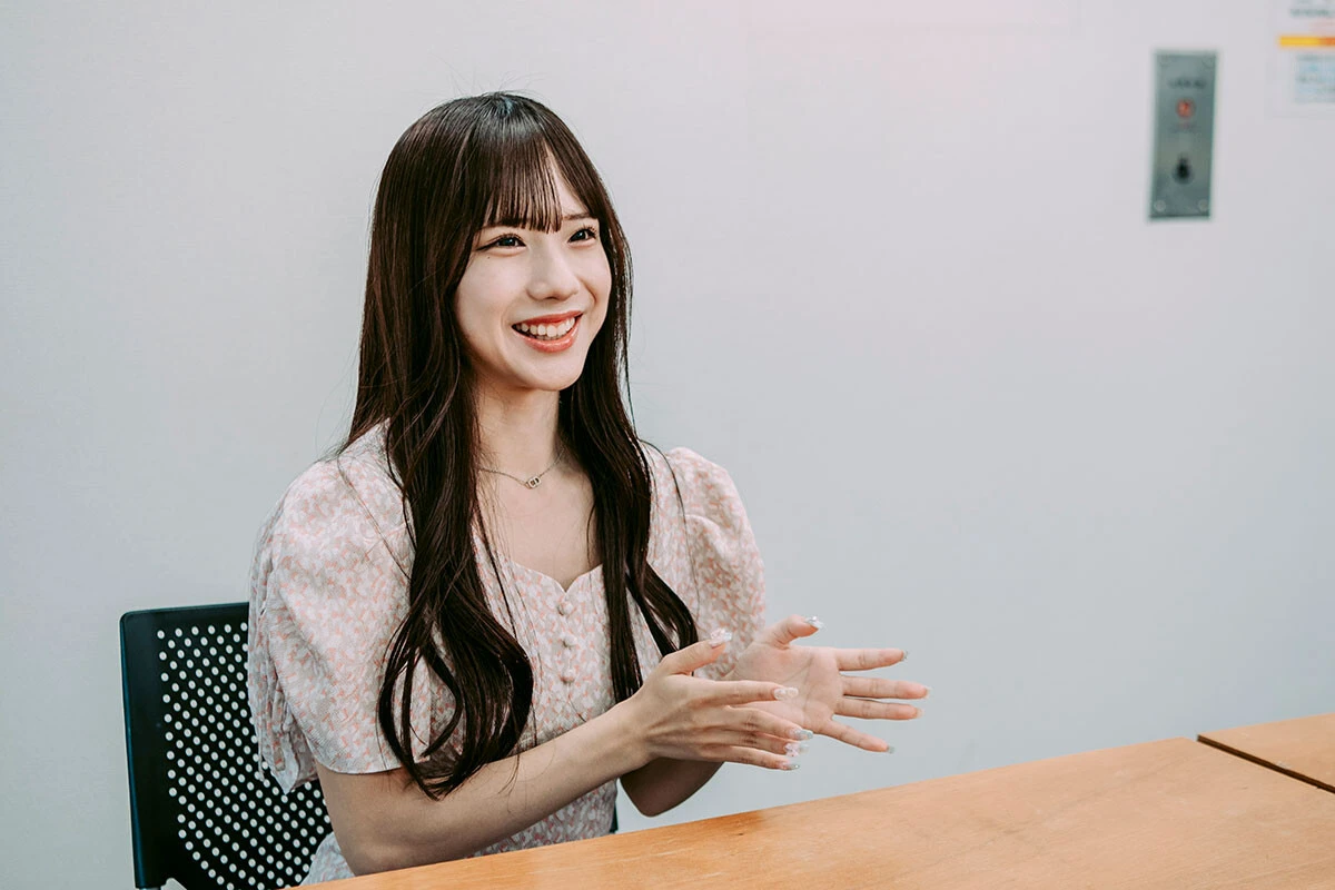 インタビュー中の西野かんな