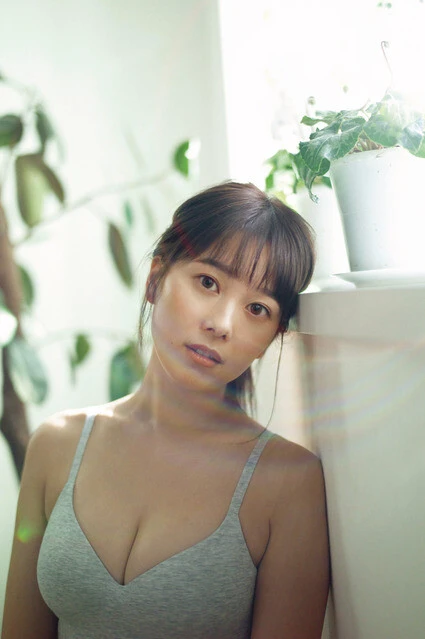 『週刊プレイボーイ』に水着グラビアで登場した小坂井祐莉絵