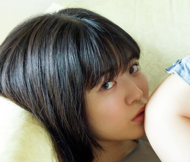 YouTube登録者数83万人超!!　東雲うみが"文科系メガネ女子"に変身してグラビアに登場