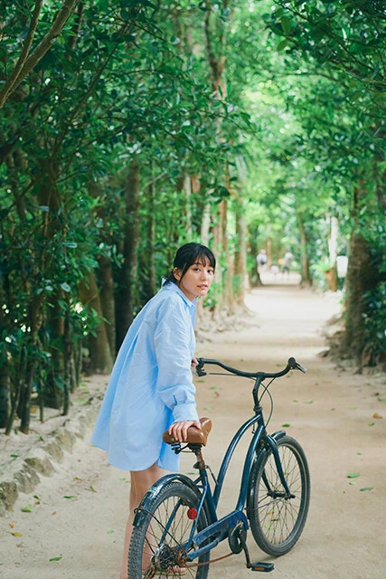 「どこの国で撮ったかわからない」「前向きな躁鬱」「無意識を意識する」などさまざまなキーワードを下敷きに、撮影は沖縄で。「沖縄は初めて」という新田さんのリクエストで、途中、サイクリングに出かける一幕も