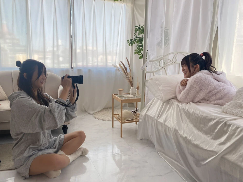 人気声優・根岸愛と反田葉月がお互いのグラビアを撮影！　撮影のオフショットを先行大公開!!【声優トモ写！】