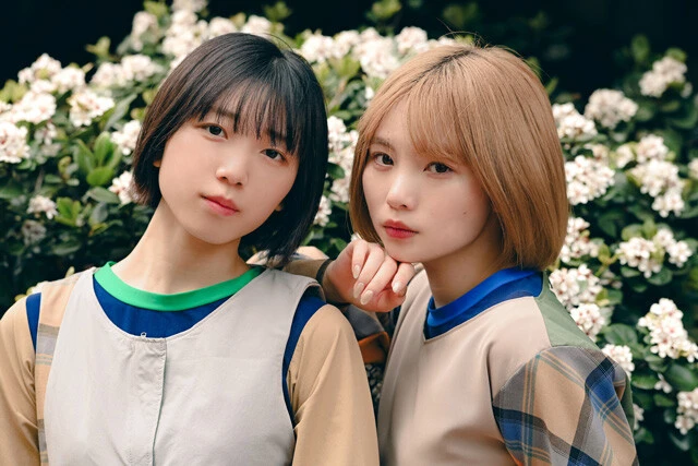 月刊PAMの船井美玖(左)と宇都宮未来(右)がステージ衣装で登場!