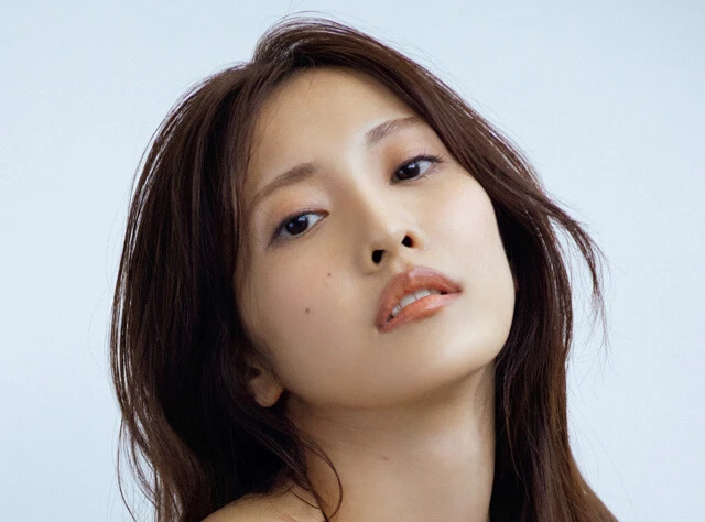 グラビアデビュー10周年の佐野ひなこが週プレに水着で降臨！