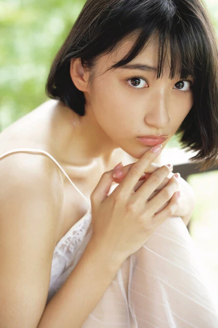 『週刊プレイボーイ』に水着グラビアで登場した水野 瞳