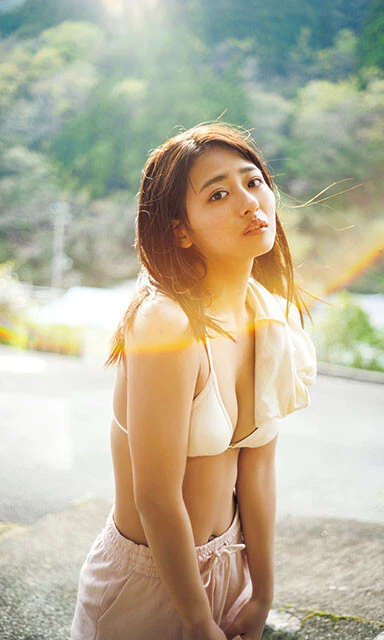 高倉 菫デジタル写真集『トラベリング!!』撮影／HIROKAZU　価格／1100円（税込）