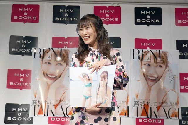 週プレの表紙にもなった青水着カット