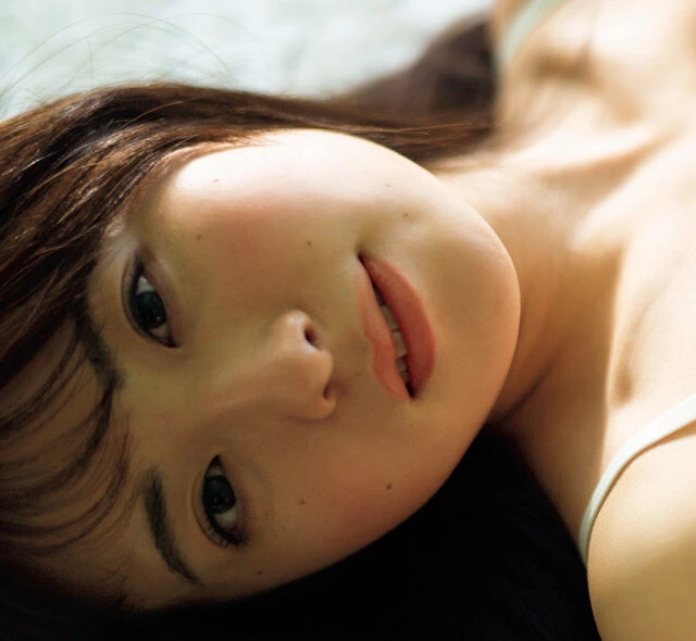 美容学生がいきなりグラビアに!?　超大型ルーキー・西野夢菜が週刊プレイボーイに水着で初登場！！