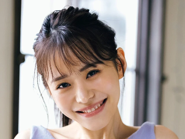 ラウンドガール&レースクイーンの二刀流・ぽぽちゃんが"軟乳グラビア"をセクシーに初披露!!