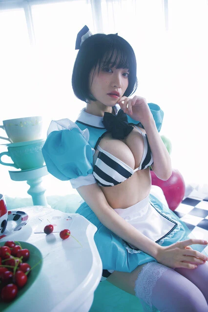 『週刊プレイボーイ』に水着グラビアで登場した根本 凪