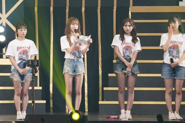 秋元康からの手紙を読む本田仁美