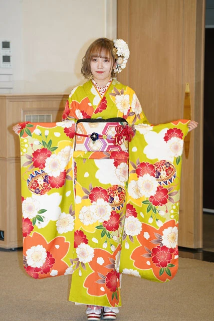 平野の着物のポイントは3年前から決めていた黄緑色