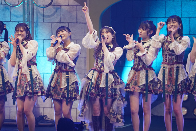 元気よく自己紹介する矢吹奈子