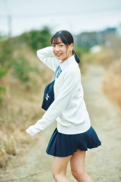 『週刊プレイボーイ』に水着グラビアで登場した今森茉耶