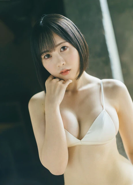 『週刊プレイボーイ』に水着グラビアで登場した夜道 雪