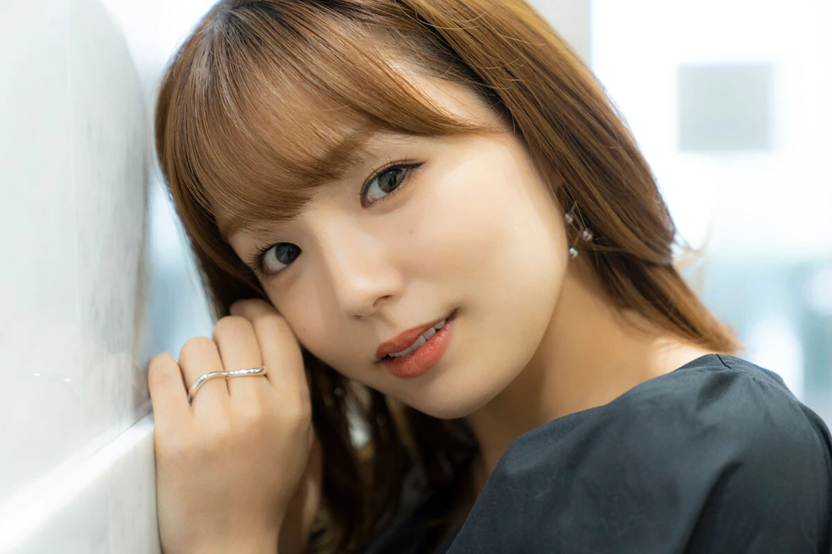 永遠のグラビアアイドル・篠崎 愛が語る初グラビアの記憶「『撮るよ～！』って呼ばれてるのに寝たフリとかしてました（笑）」【初グラビア物語】