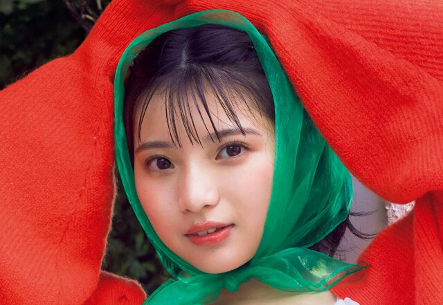 「ゼロイチファミリア」期待の新人・姫野ひなのがイチゴ水着でグラビアに登場!