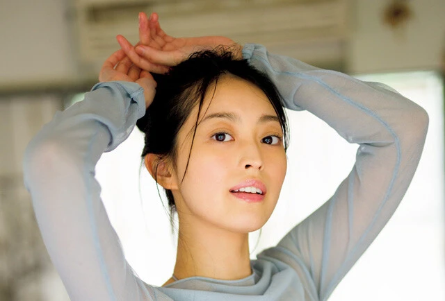 注目の女優・石川萌香が約4年ぶりに水着でグラビアに登場! 彼女が超アウトドア→超インドアへ転身した理由とは?