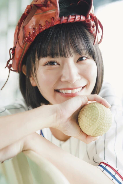 『週刊プレイボーイ』に水着グラビアで登場した日高里緒