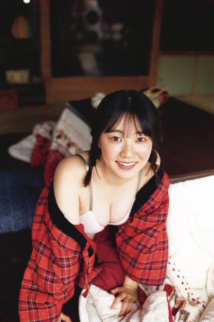 『週刊プレイボーイ』に水着グラビアで登場した咲田ゆな