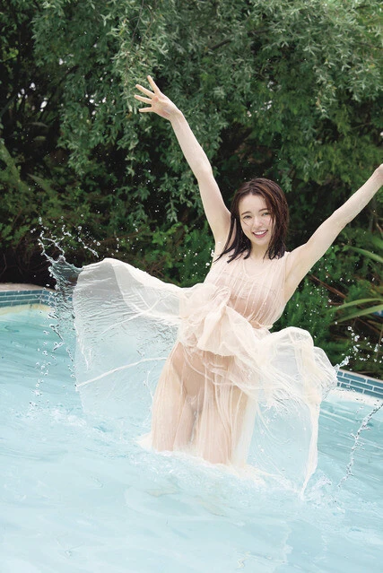 『週刊プレイボーイ』に水着グラビアで登場した坂巻有紗