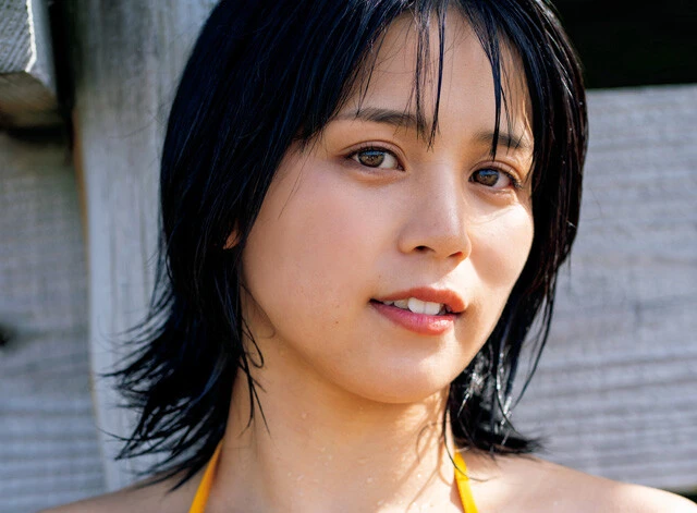 元レスリング少女の山岡雅弥が水着でセンターグラビアに登場！「山を見ると本能的に暴れたくなっちゃう」