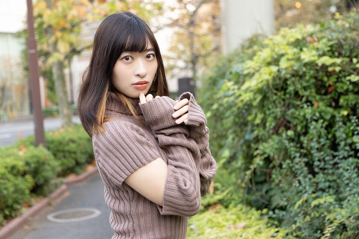 グラドル自画撮り部部長で尻職人。倉持由香が語る初グラビアの記憶「息をするように、生きた尻を見せたいと思っていました」【初グラビア物語】