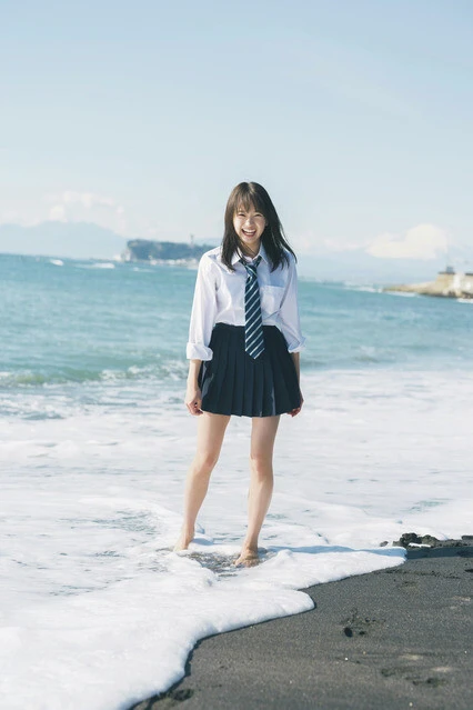 『週刊プレイボーイ』に水着グラビアで登場した長山莉々