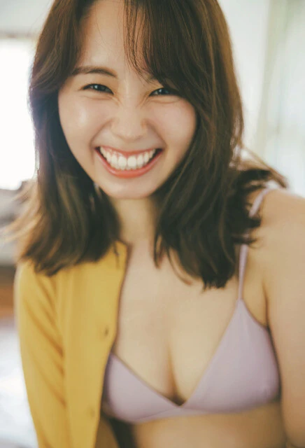 『週刊プレイボーイ』に水着グラビアで登場した小池里奈