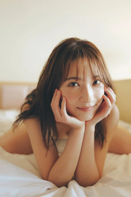 『週刊プレイボーイ』に水着グラビアで登場した二瓶有加