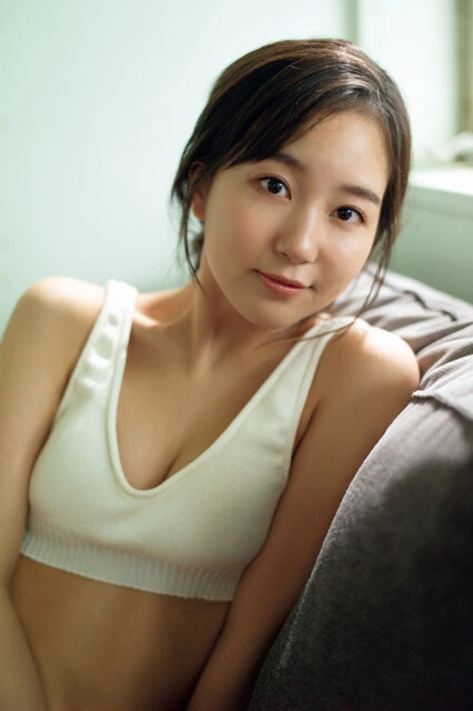 『週刊プレイボーイ』に水着グラビアで登場した南野巴那