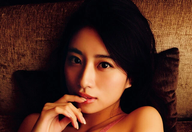 「美しすぎるダンサー」として話題。神山みれい（バーレスク東京）が水着グラビアで帰還！