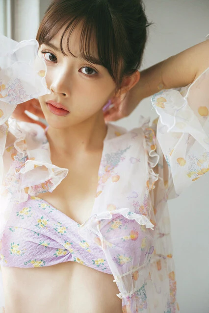 『週刊プレイボーイ』に水着グラビアで登場した緩苺